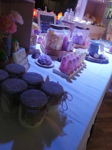 Table décorée avec des bougies colorées et des bonbons en pots. Lumière douce.