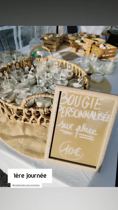 Une table décorée avec des coupes à dessert et un panneau indiquant des recommandations.